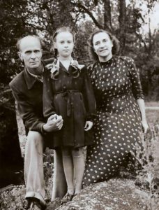 Pildil on Leelo Tungal koos ema-isaga 1955. aastal.